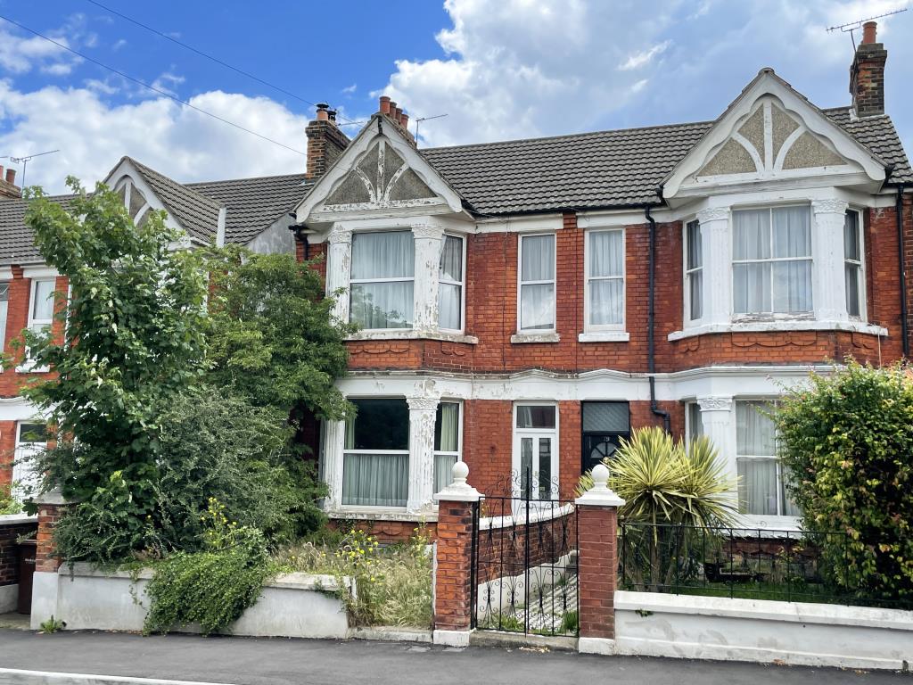 Lot: 24 - LARGE SEMI-DETACHED HOUSE FOR REFURBISHMENT -